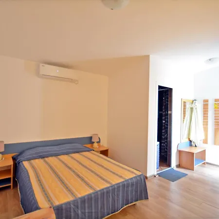 Di Mare Village קרנבו